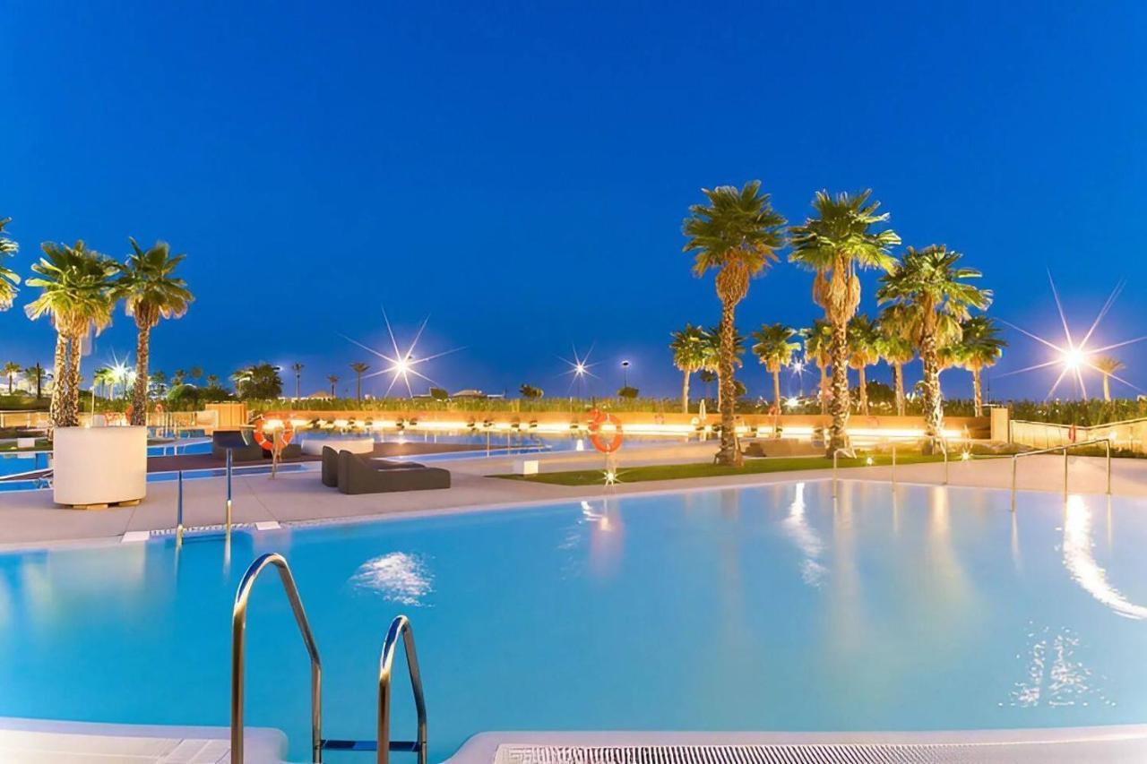 Luxury Complex Beachfront Apartment, Infinity Pool, Sauna, Gym And Large Terrace 托雷莫利诺斯 外观 照片