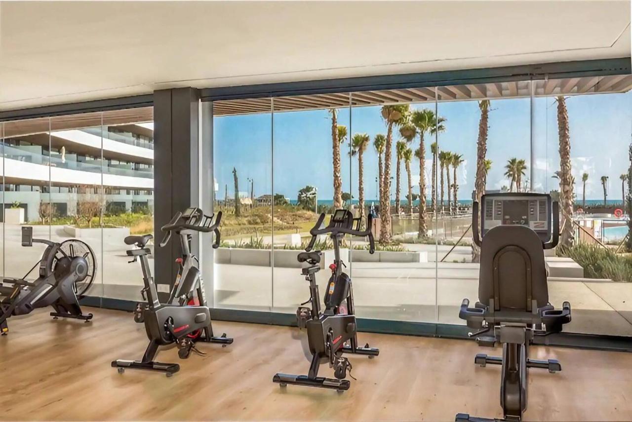 Luxury Complex Beachfront Apartment, Infinity Pool, Sauna, Gym And Large Terrace 托雷莫利诺斯 外观 照片